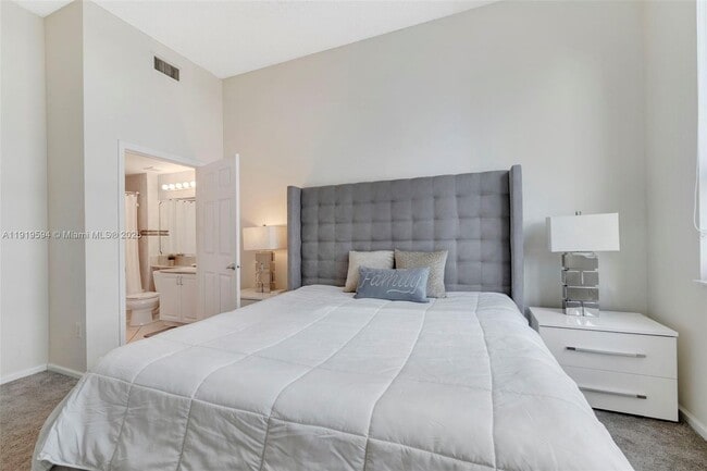 Building Photo - 1155 Brickell Bay Dr