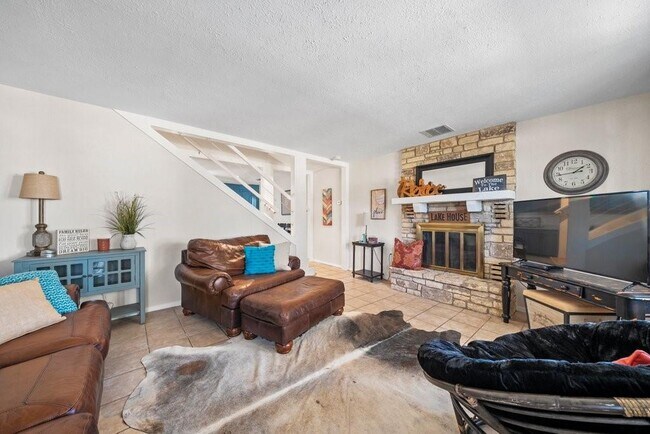 Building Photo - 2033 Lakeview Dr