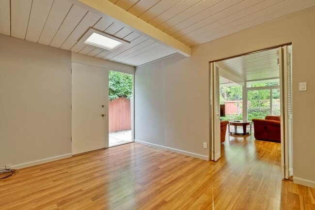Building Photo - Updated 4 bed 2 bath Atrium Eichler in Pal...