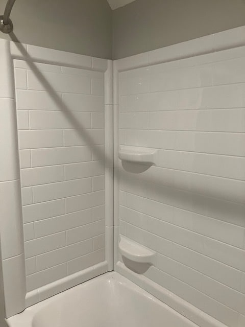 Tub/Shower - 4904 NW Barry Rd