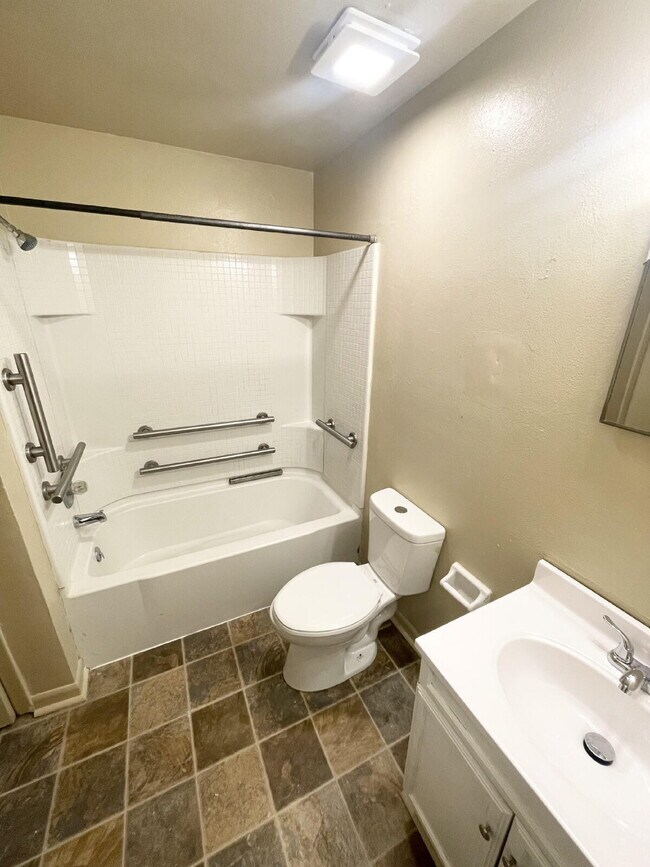 Building Photo - 5 Bedroom with a Bonus family/Tv Room
