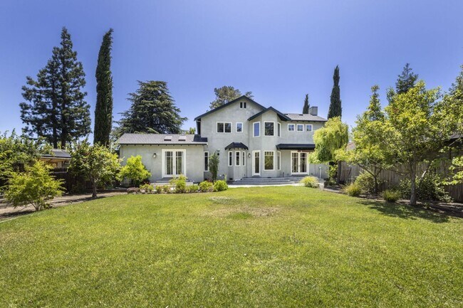 Building Photo - Lovingly Maintained 5 Bed, 3.5 Bath Execut...