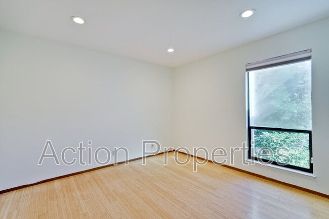 Building Photo - 209 Ortega Ave