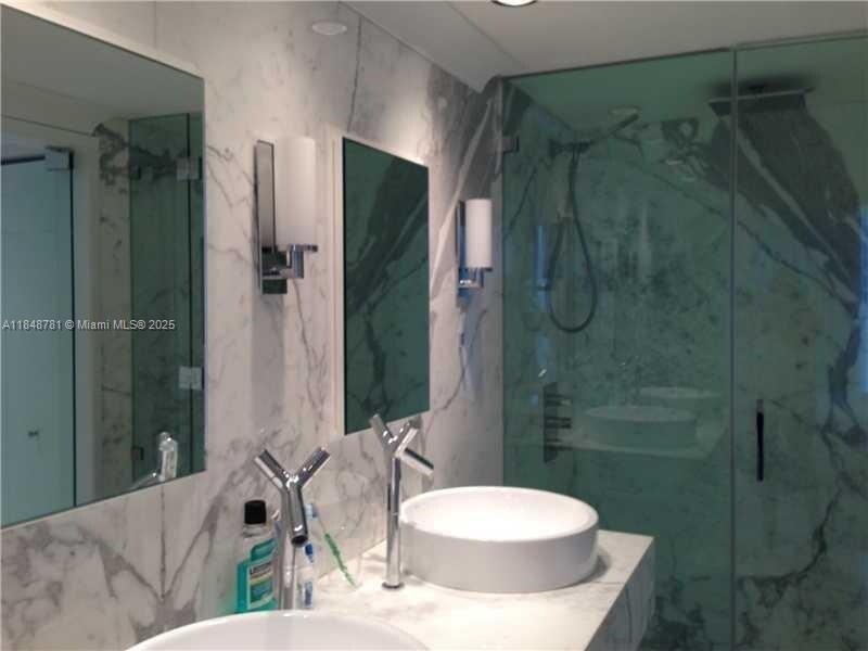 Building Photo - 485 Brickell Ave