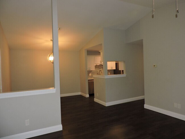 Building Photo - Convenient to schools, beaches & shopping.