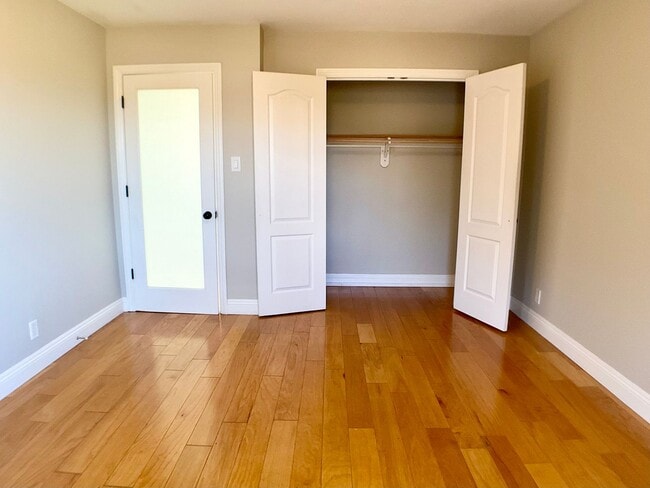 Building Photo - Updated TOP FLOOR 2BR/2BA FLAT! IN-UNIT LA...
