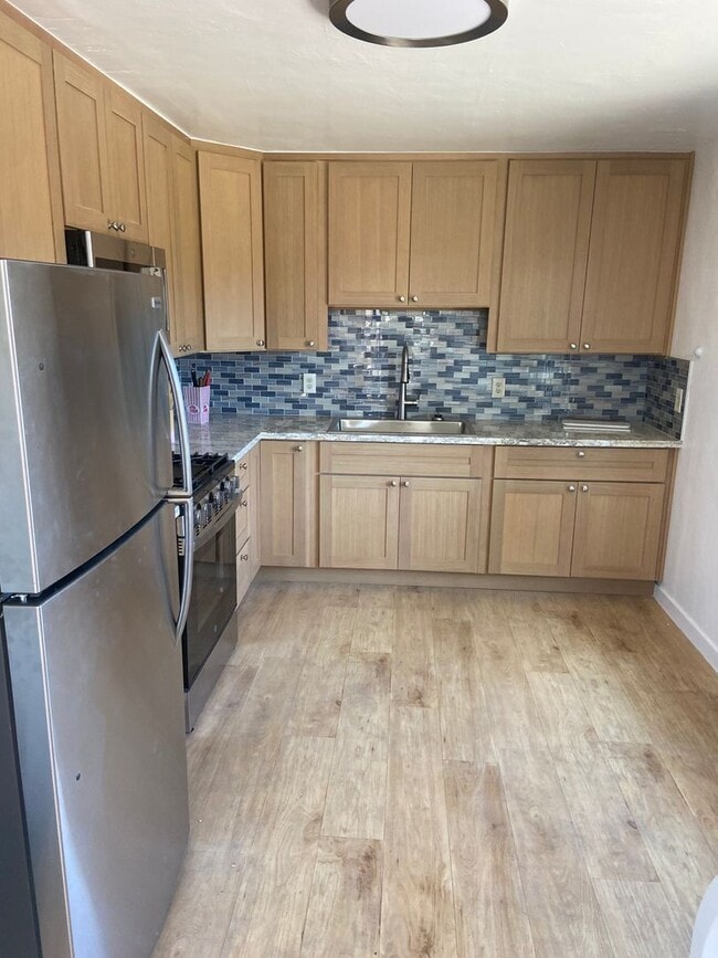 Building Photo - Furnished Spacious 1 Bedroom / 1 Bath Uppe...
