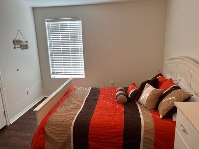 Building Photo - Fully furnished 3 BR Home Includes Utiliti...