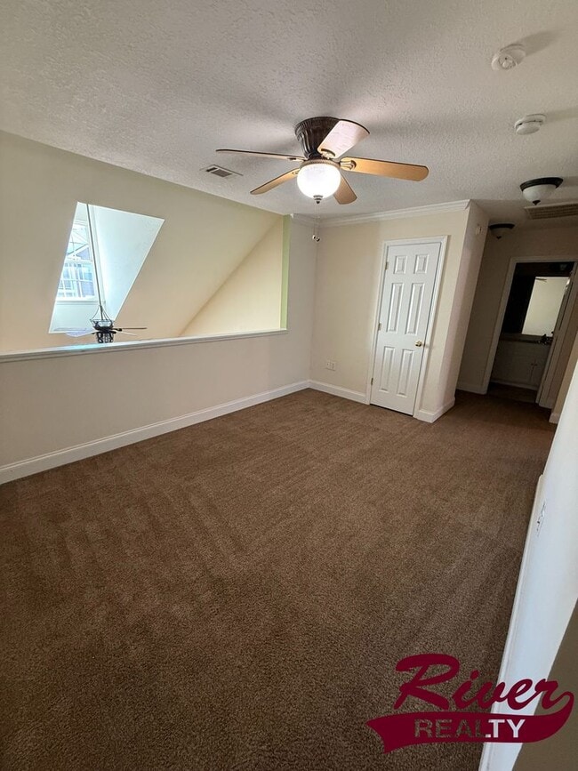 Building Photo - 3 Bedroom 2 Bath Townhome