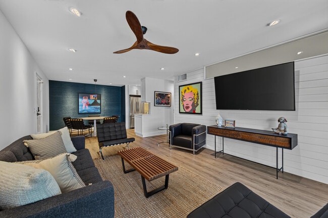 Building Photo - 6515 Bay Club Dr