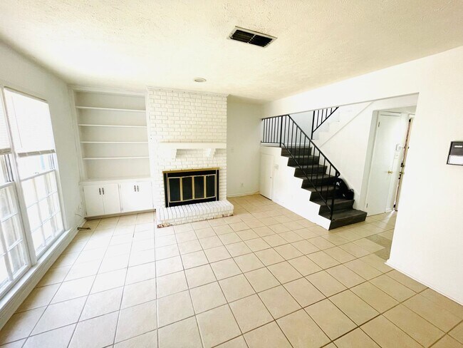 Building Photo - ** 3 bed 2 bath located off Vaughn Road **...