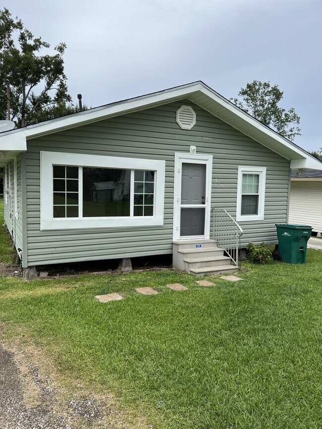 Building Photo - 570 Dewey Rd