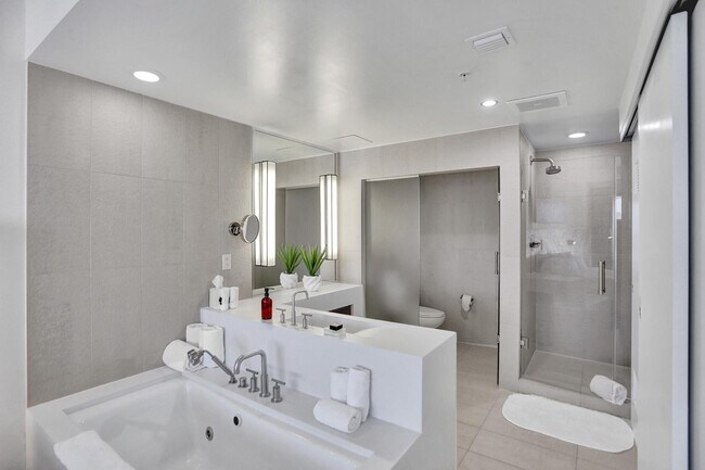 Building Photo - 3101 Bayshore Dr