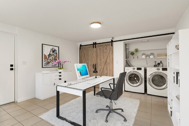 Building Photo - Stylish End-Unit Townhome in Prime Santa Monica | Private Rooftop Deck & Bonus Room