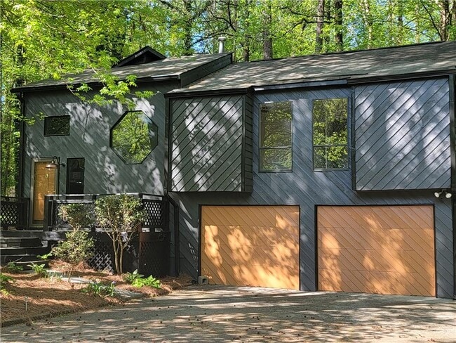 Primary Photo - 205 Watkins Glen Dr NE
