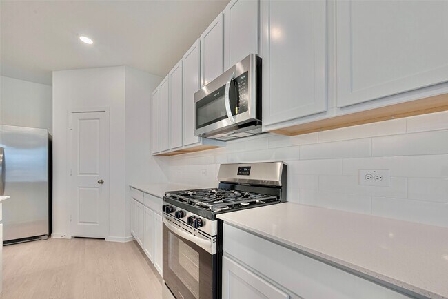 Building Photo - 6822 Yellow Jessamine Ln