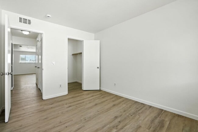 Building Photo - Gorgeous 2 Bed Condo in Foothill Farms