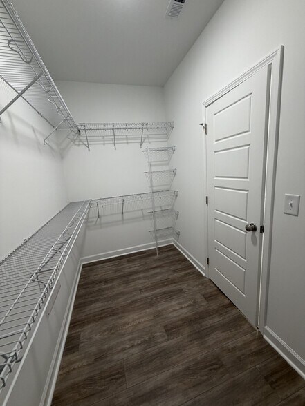 Building Photo - 405 Creeks Edge Dr