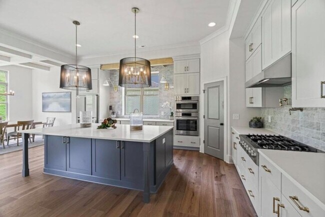 Building Photo - Luxurious 5 Bedroom, 3 Bathroom Home in Mc...