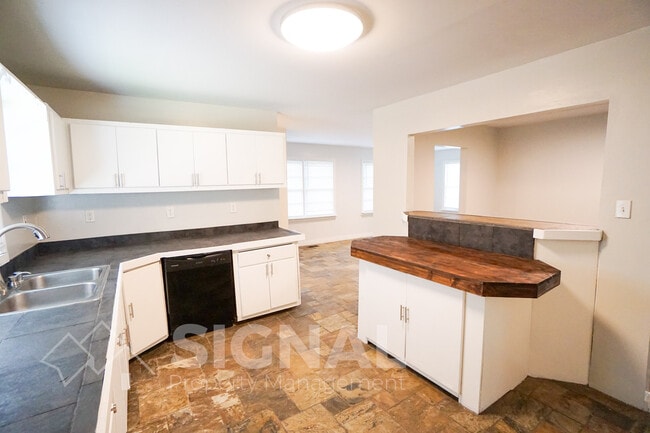 Building Photo - 1209 Lynn Acres Dr