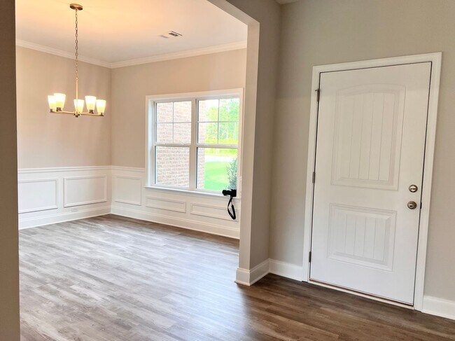 Building Photo - 8024 English Ivy Ct