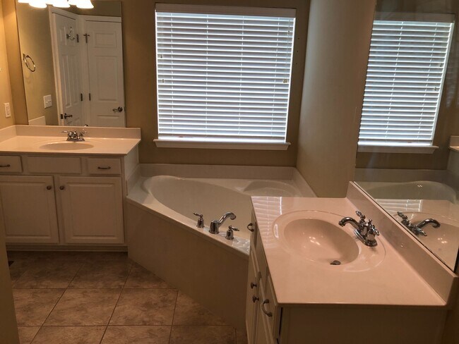 Building Photo - 2 Bed, 2 Bath Condo with Tandem Garage