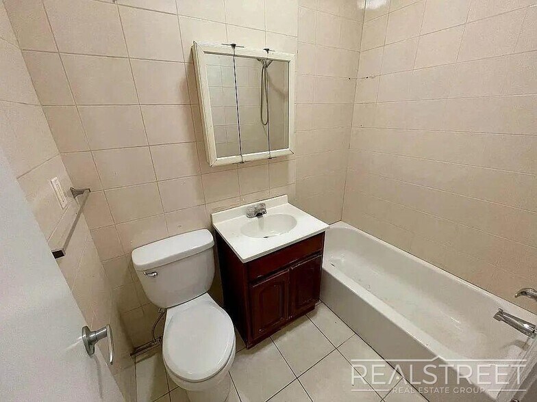Building Photo - Spacious 3BR Apartment with Backyard Access in Prime Bushwick