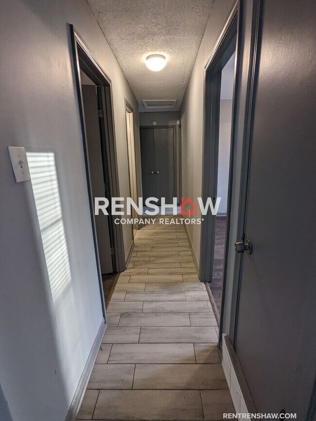 Building Photo - COMPLETELY RENOVATED 4 Bedroom / 1.5 bath ...