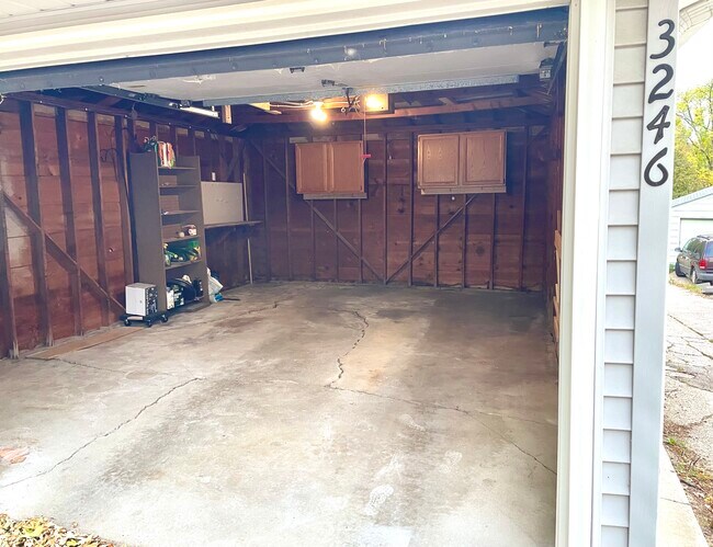 Garage - 3246 Hayes St NE