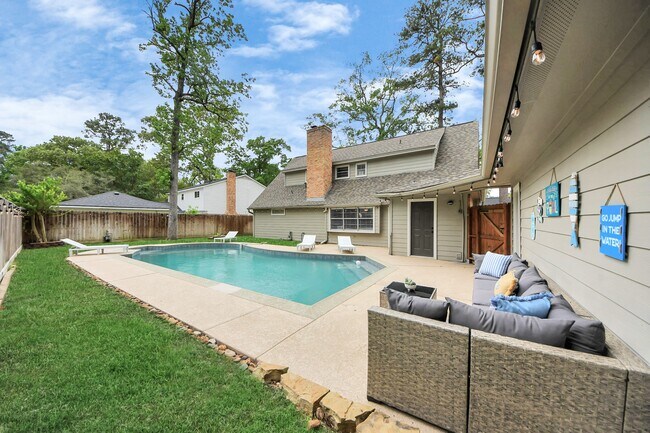 Building Photo - 563 Landfall Ln