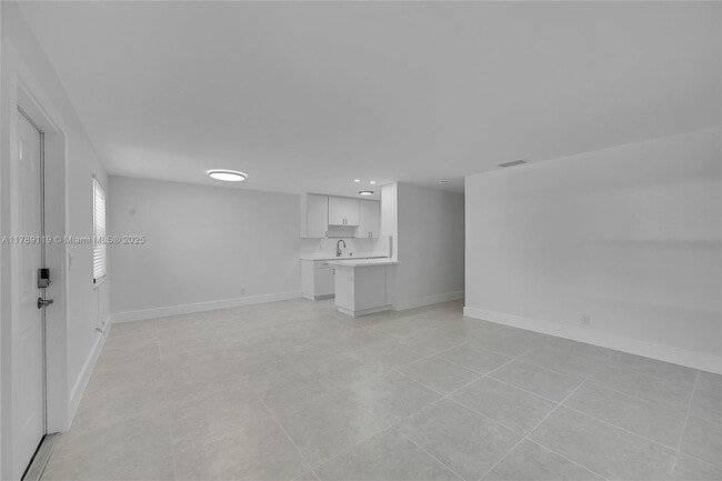 Building Photo - 810 SW 12th Ct