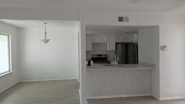 Building Photo - Spacious one bedroom near The Mall of Millenia Move in Special reduced security deposit only $500...