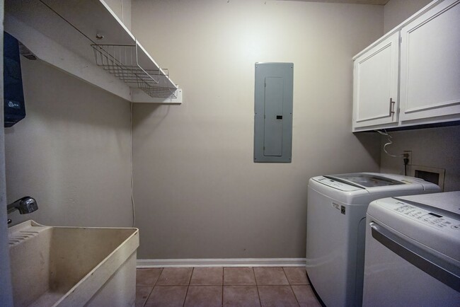 Building Photo - 7007 Dorsey Dr