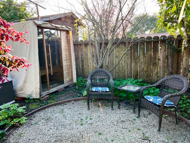 Building Photo - 1033 56th St