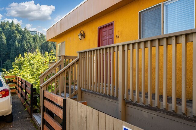 Building Photo - CONDO W/ A VIEW!!! CLOSE TO OHSU,PSU and M...