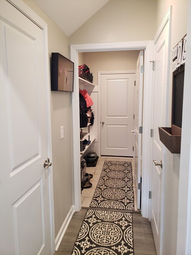 Building Photo - Near Exit 1! Close to I-24! HUGE Kitchen I...