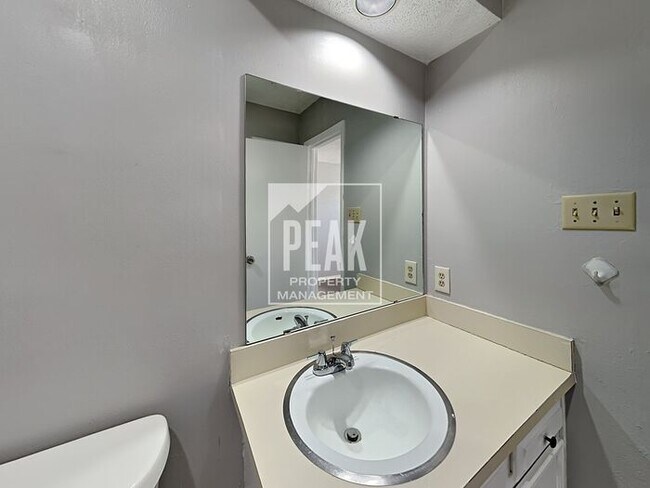 Building Photo - $1,475! 2/Bed1.5Bath duplex in Arlington!
