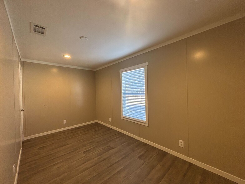 Building Photo - 118 E Semands St