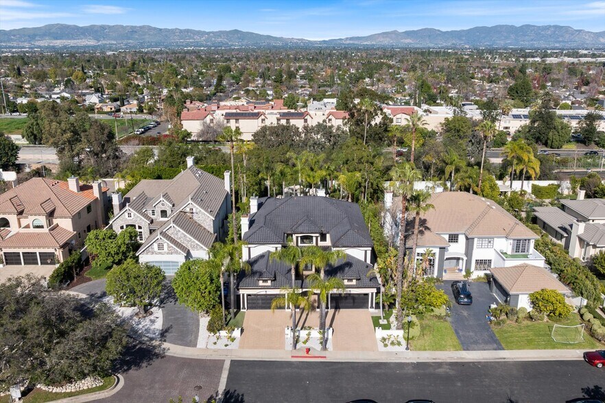 Building Photo - 17437 Oak Creek Ct