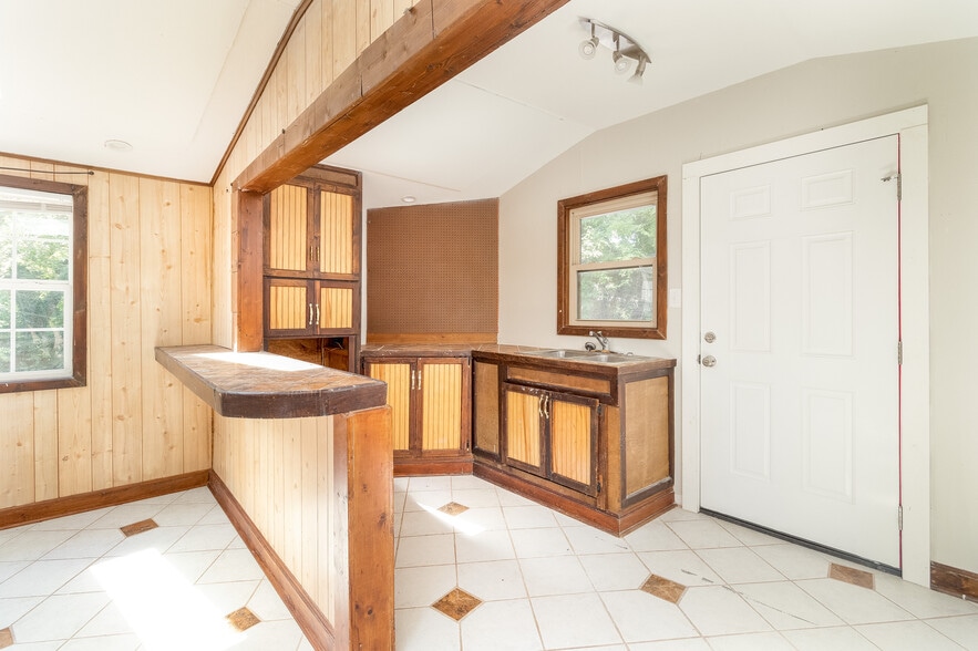 Wet bar - 1510 Glenwood Ave