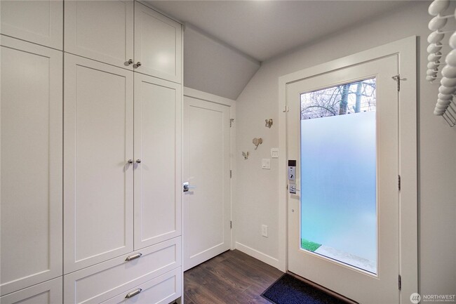 Building Photo - 2Bd/1.75Ba Seattle Townhouse