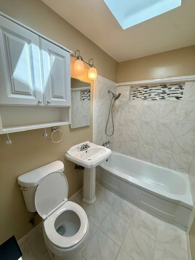 Building Photo - 411 Hiller St