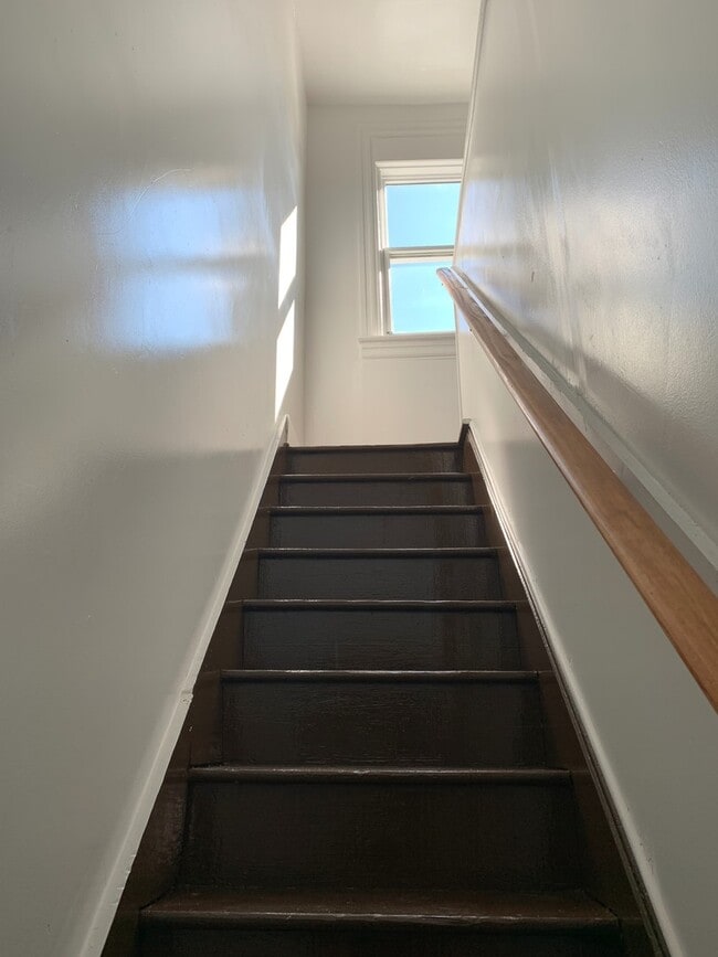 Building Photo - Spacious 4 Bedroom 1.5 Bath, 2 Car Garage-...