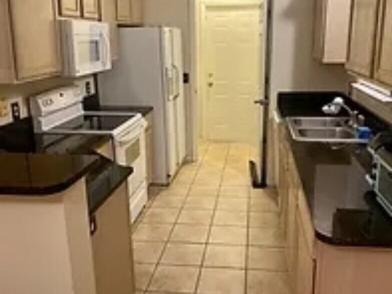 Building Photo - 853 Ladner Dr