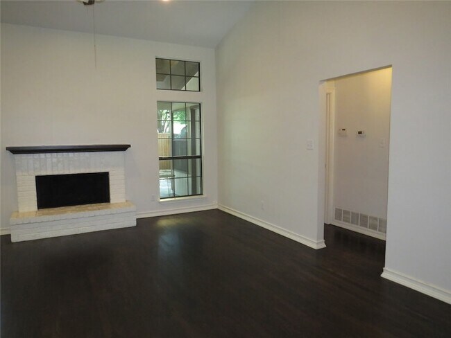 Building Photo - 2308 Crestmeadow St
