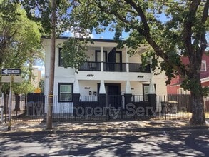 Building Photo - 202 W Oak St