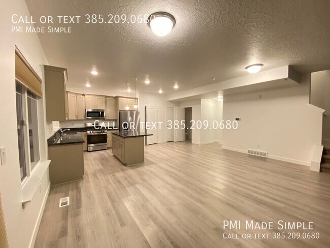 Building Photo - Clear and Bright, Newer Townhome in Rivert...