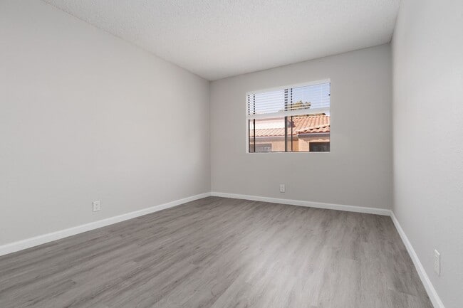 Building Photo - Recently renovated 3 br unit on 2nd floor of gated Desert Shores community