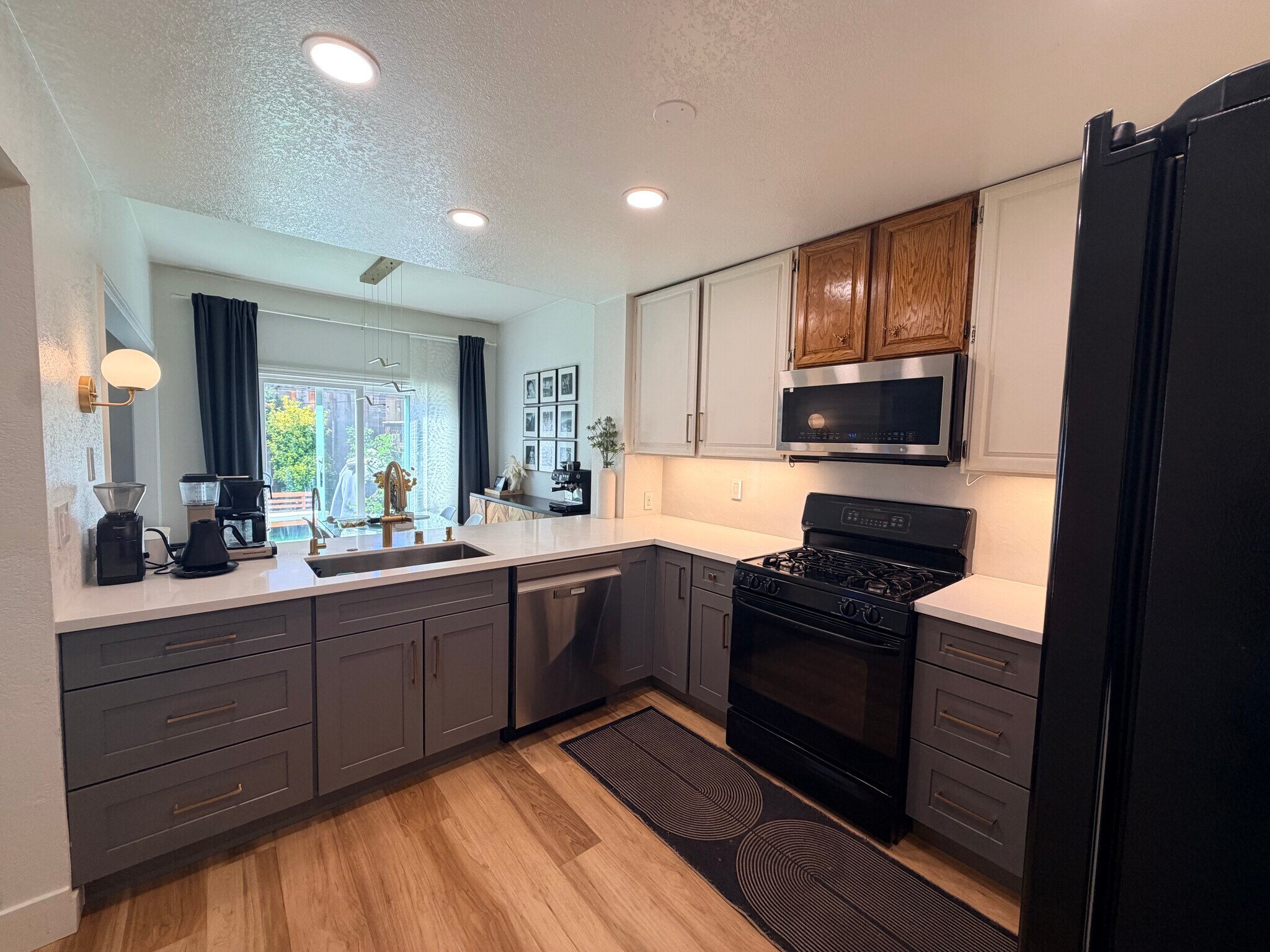Kitchen - 4135 Stanley Blvd