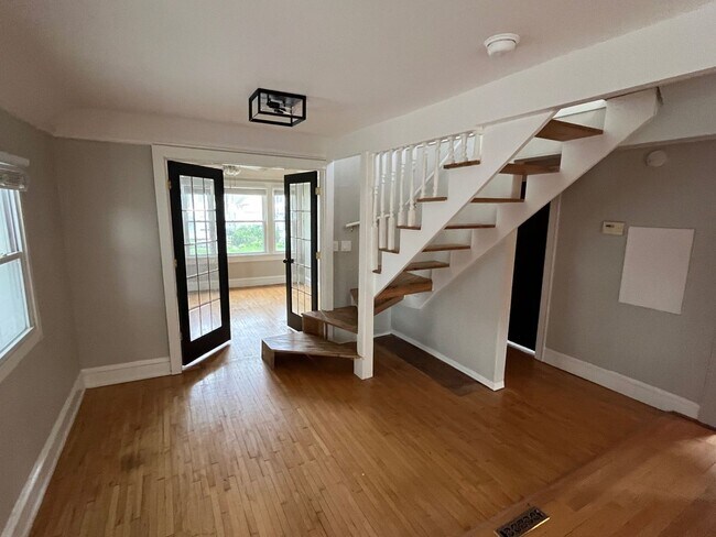 Building Photo - offboarding 4/14/26 3215 N Bartlett Ave